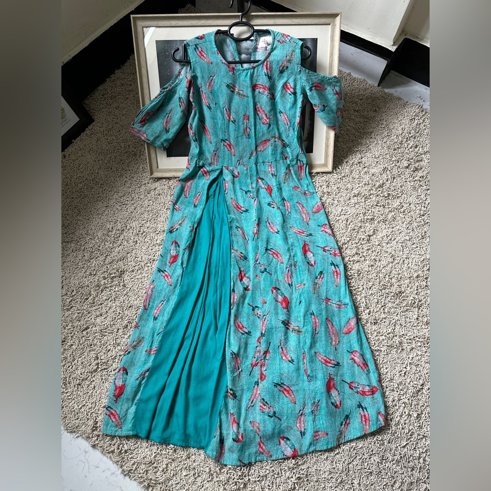 Long Kurti with pleated detail and shoulder cut out - Picture 4 of 5